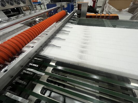 Linha de produção de filtros de alta eficiência 300 mm Altura de dobragem Linha de produção automática de filtro HEPA de dobragem e colagem
