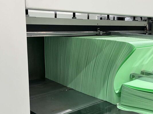 Projetado com precisão para maior durabilidade Sistema de dobragem com altura de prega de 300 mm para produção em larga escala